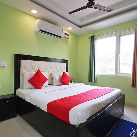 Oyo Mannat Residency Near Rohini Sector 18 Metro Station Nova Deli Exterior foto