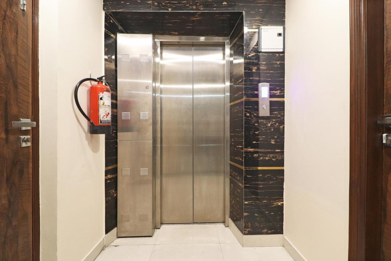Oyo Mannat Residency Near Rohini Sector 18 Metro Station Nova Deli Exterior foto