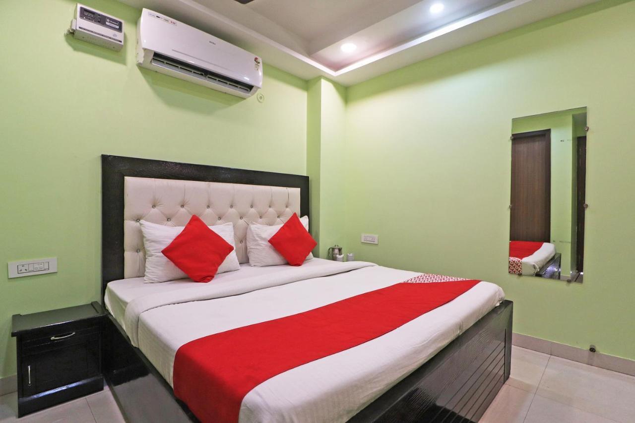 Oyo Mannat Residency Near Rohini Sector 18 Metro Station Nova Deli Exterior foto