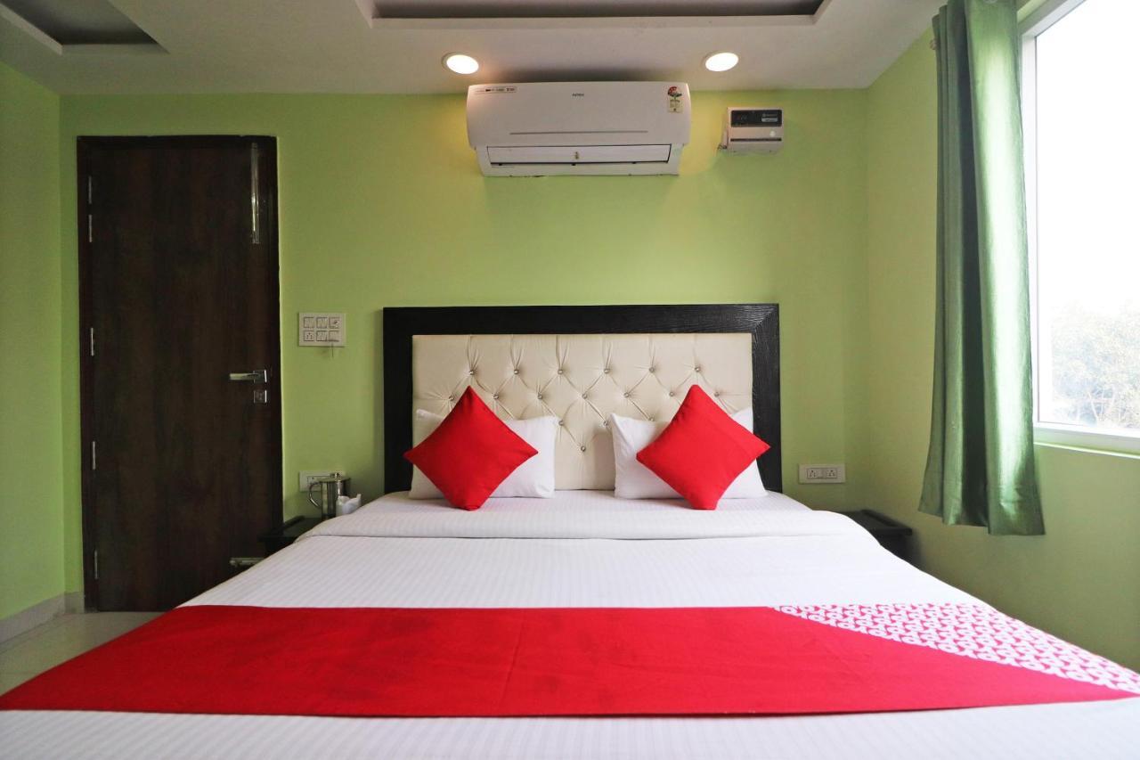 Oyo Mannat Residency Near Rohini Sector 18 Metro Station Nova Deli Exterior foto