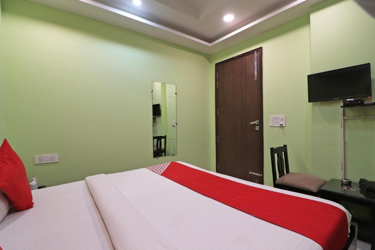 Oyo Mannat Residency Near Rohini Sector 18 Metro Station Nova Deli Exterior foto