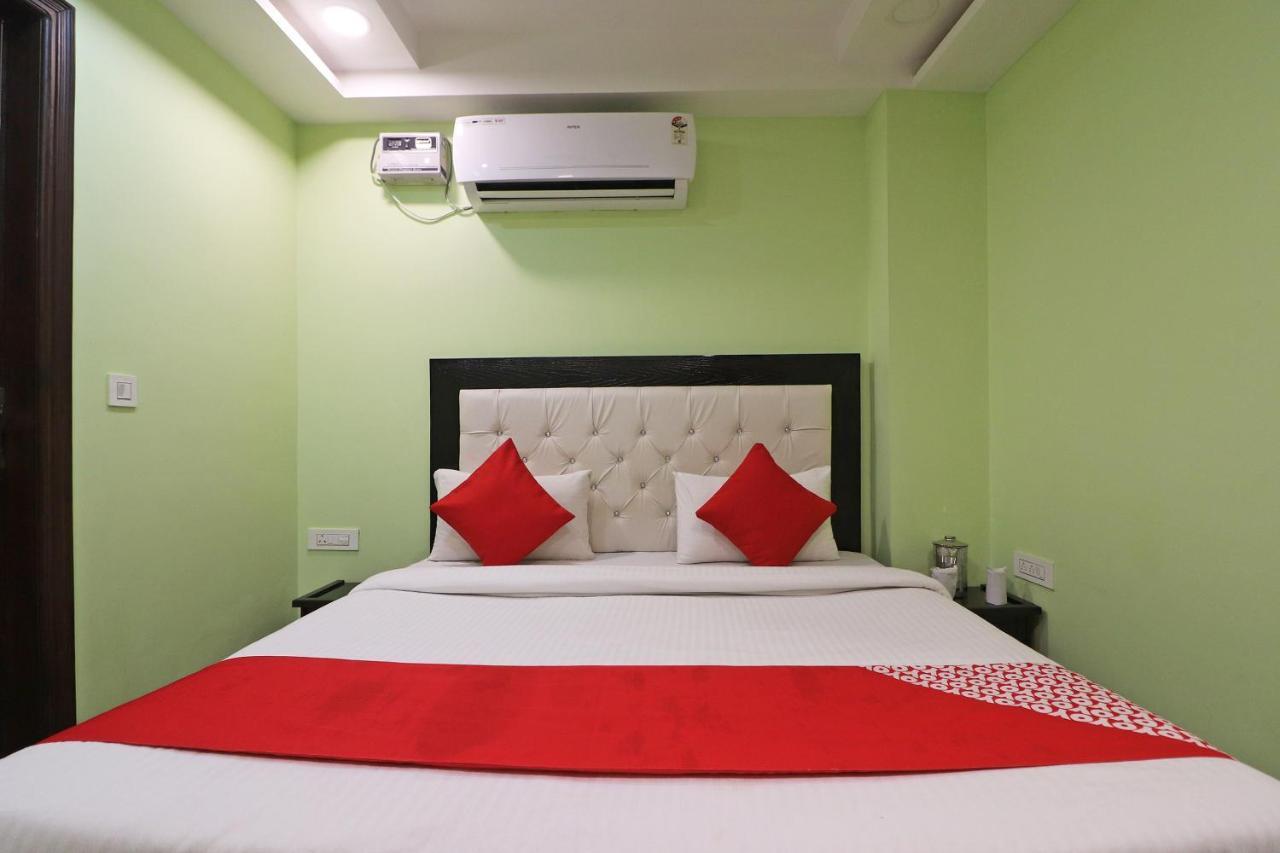 Oyo Mannat Residency Near Rohini Sector 18 Metro Station Nova Deli Exterior foto