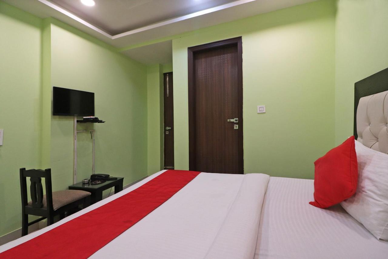 Oyo Mannat Residency Near Rohini Sector 18 Metro Station Nova Deli Exterior foto