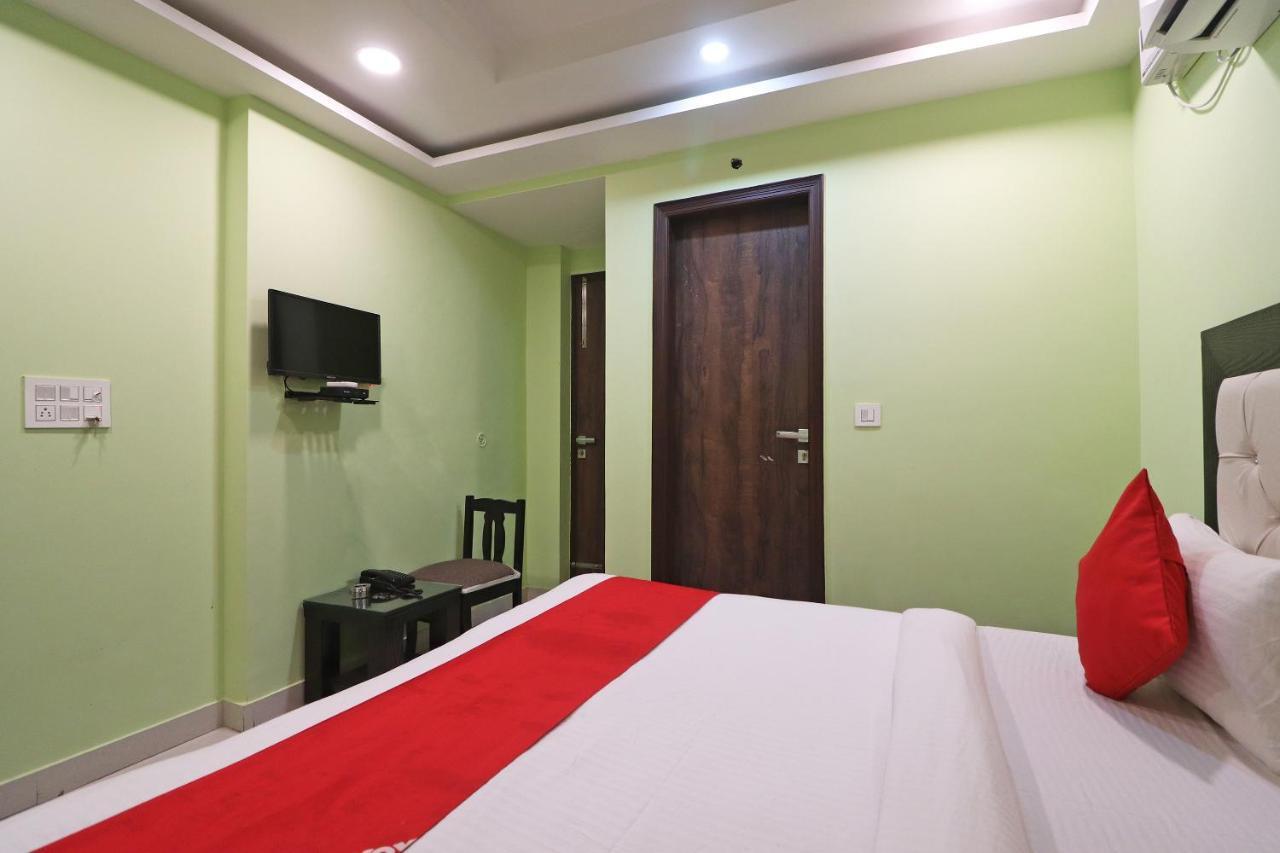 Oyo Mannat Residency Near Rohini Sector 18 Metro Station Nova Deli Exterior foto
