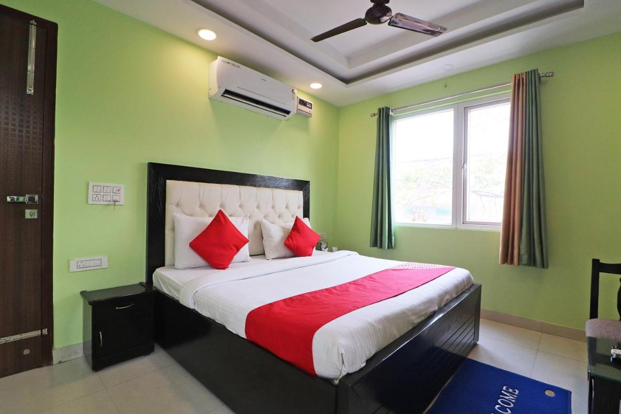 Oyo Mannat Residency Near Rohini Sector 18 Metro Station Nova Deli Exterior foto