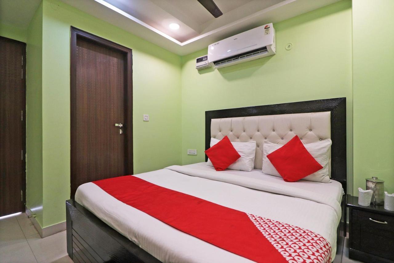 Oyo Mannat Residency Near Rohini Sector 18 Metro Station Nova Deli Exterior foto