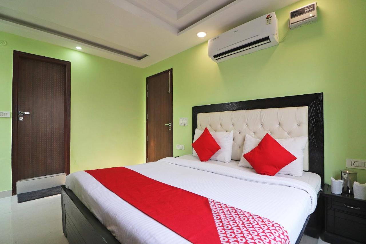 Oyo Mannat Residency Near Rohini Sector 18 Metro Station Nova Deli Exterior foto