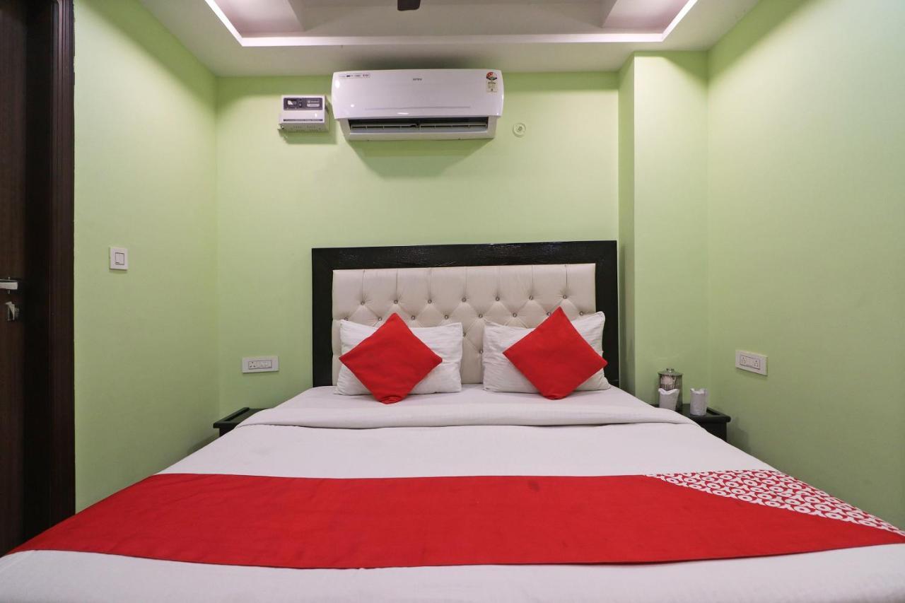 Oyo Mannat Residency Near Rohini Sector 18 Metro Station Nova Deli Exterior foto