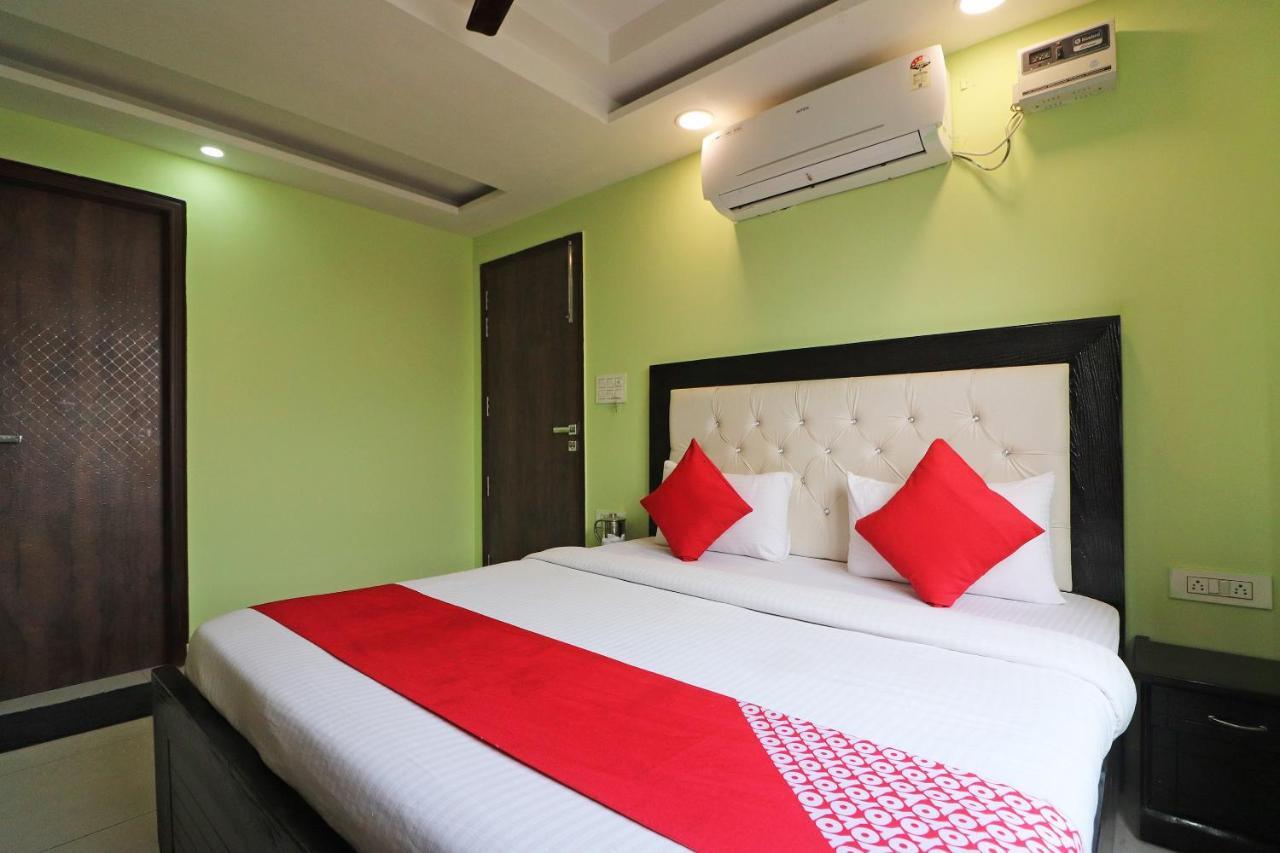 Oyo Mannat Residency Near Rohini Sector 18 Metro Station Nova Deli Exterior foto