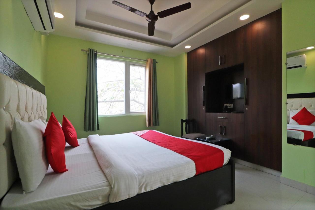 Oyo Mannat Residency Near Rohini Sector 18 Metro Station Nova Deli Exterior foto