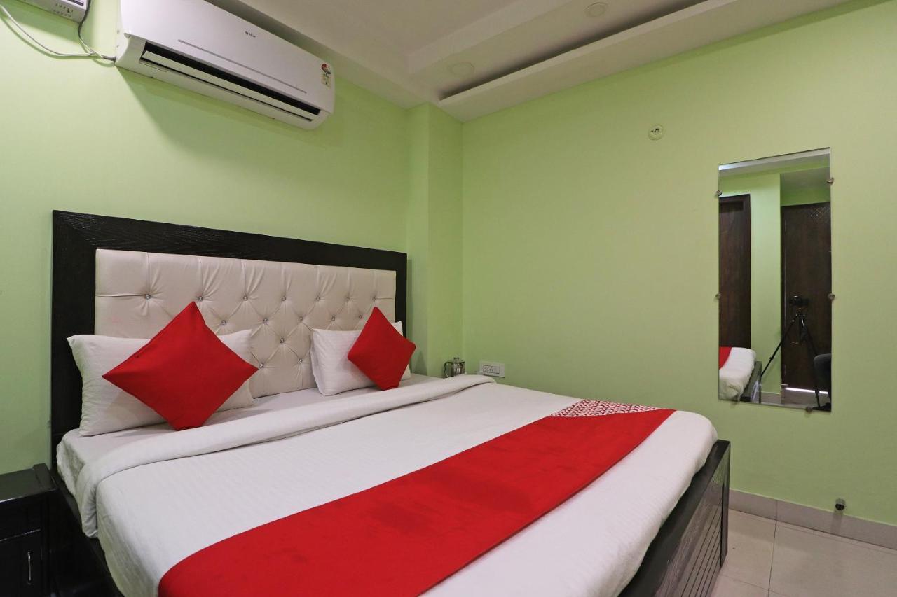 Oyo Mannat Residency Near Rohini Sector 18 Metro Station Nova Deli Exterior foto