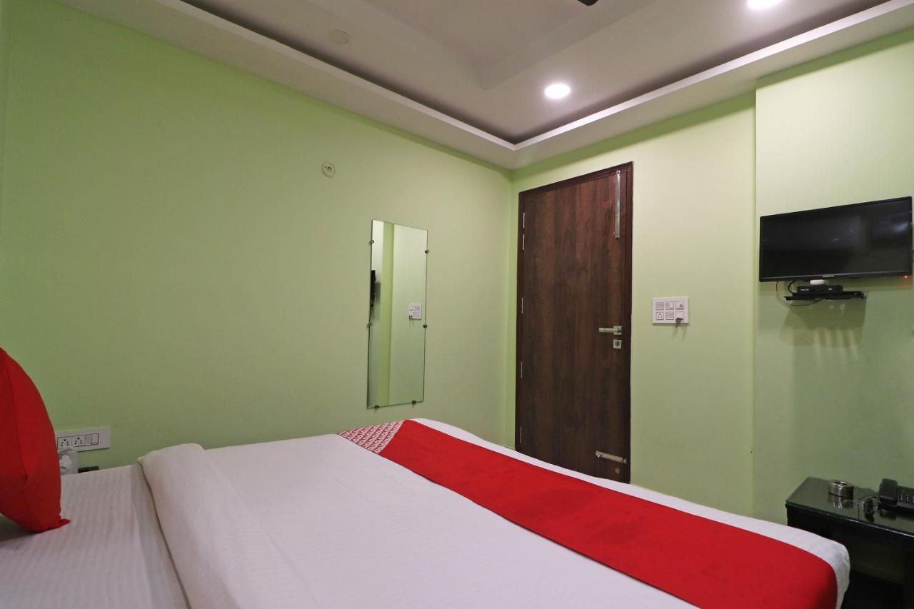 Oyo Mannat Residency Near Rohini Sector 18 Metro Station Nova Deli Exterior foto